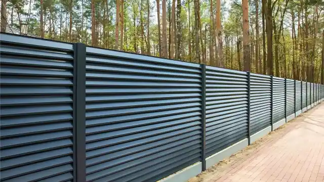 Забор жалюзи в Казани из металлических ламелей