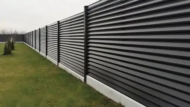 Сборный фундамент под забор в Казани: цокольные плиты закрывают низ забора